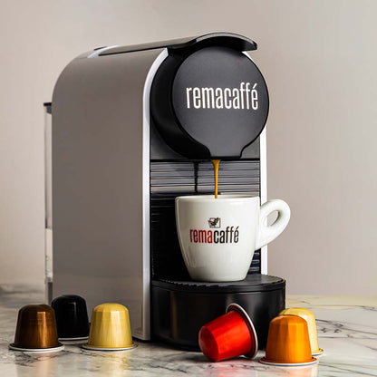 aparat de cafea REMACAFÉ Alfa Slim, cu un cadou de 50 de capsule