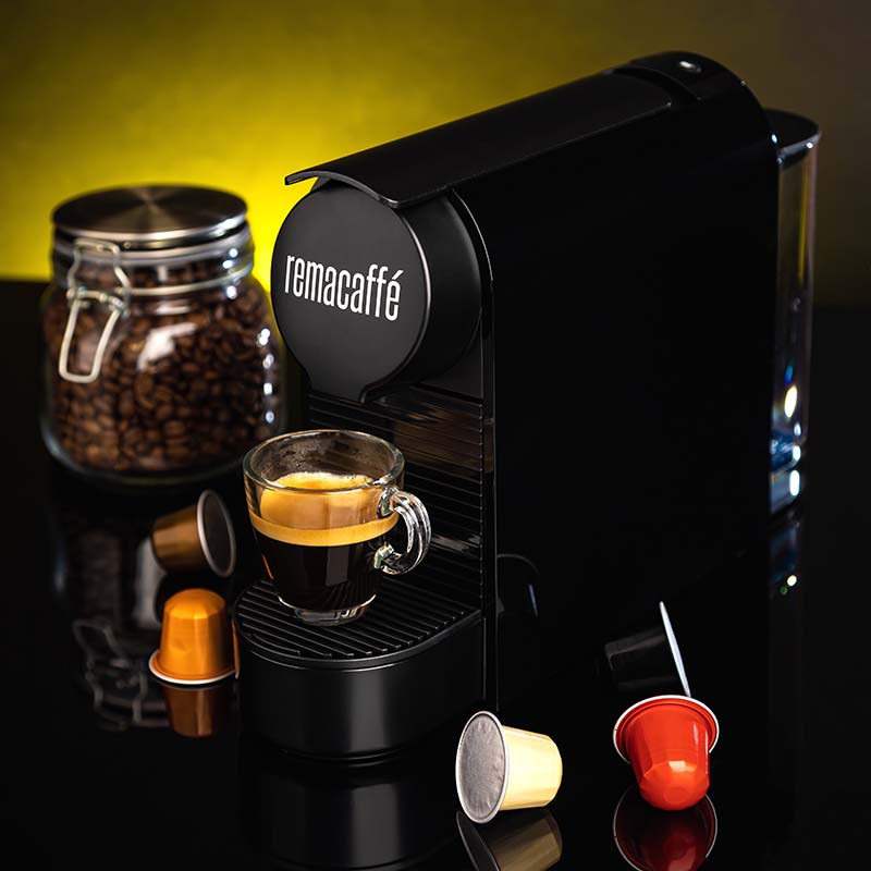 aparat de cafea REMACAFÉ Alfa Slim, cu un cadou de 50 de capsule